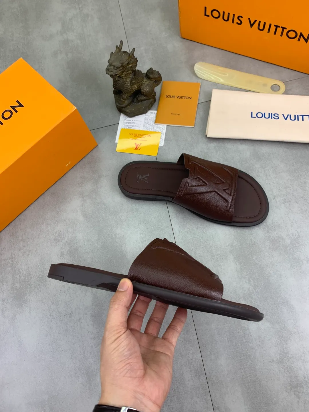 Men's shoes 💰P340 💰【New style】🆘 High quality 【LOUIS VUITTON】The popular Louis Vuitton LV men's slippers on the official website are on sale simultaneously! Original pebbled calfskin fabric imported from Italy. Original factory special supply. Size: 38-46. 4️⃣ colors available.